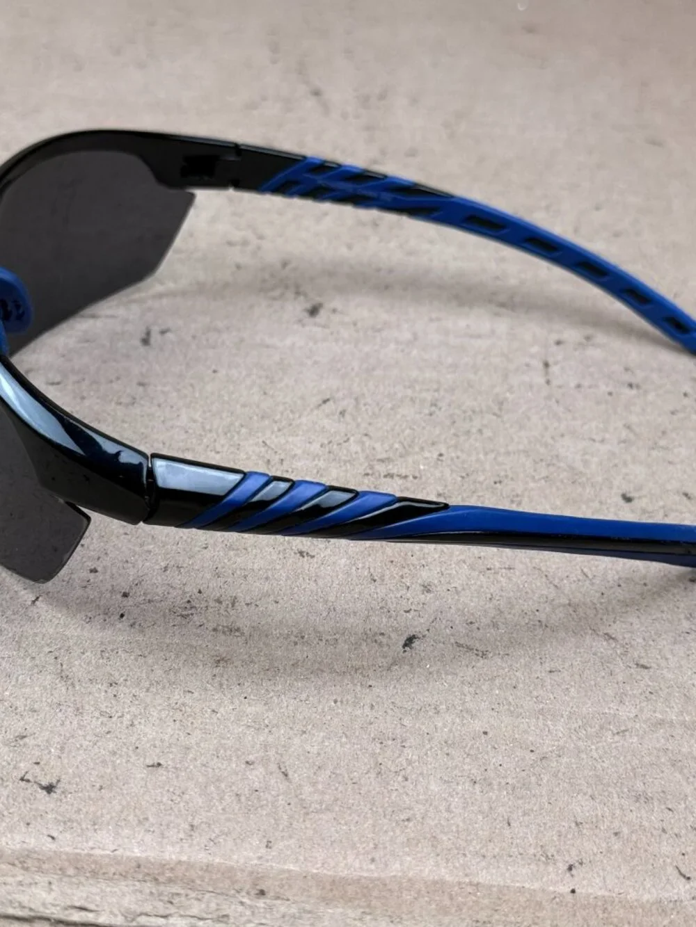 Men's Black & Blue Sports Sunglasses Wraparound Activewear - Scratched / Damaged
